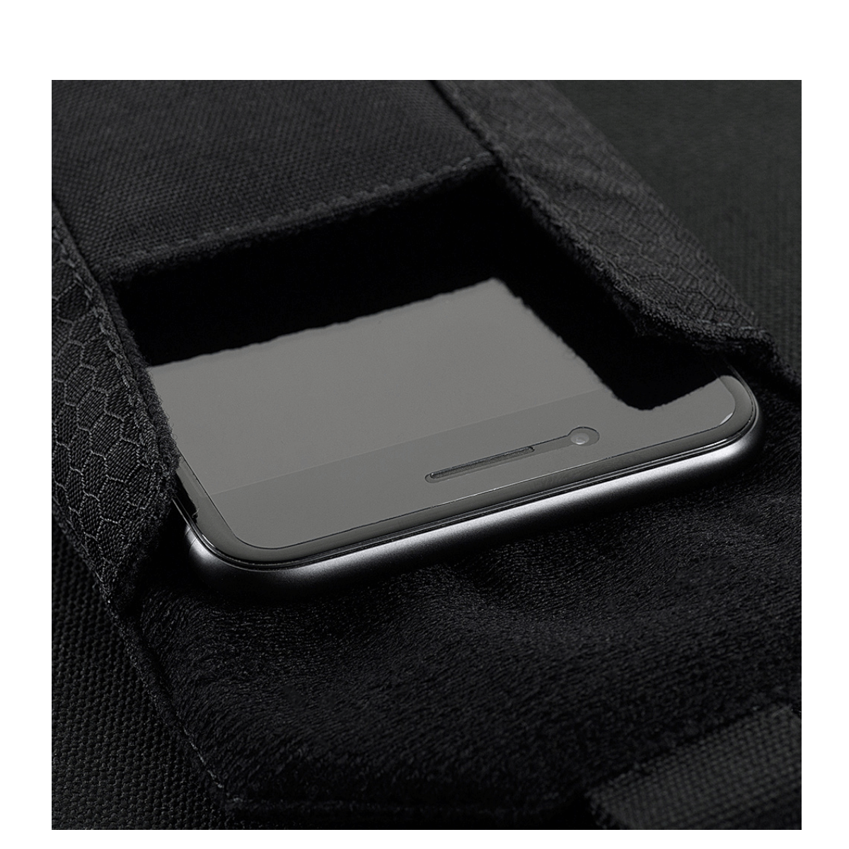 Smartphone i M-Tac Smartphone Lomme Elite Large Hex sorttaske lavet af holdbart CORDURA HEX materiale til 6,5-tommer enhed