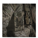 M-Tac Smartphone Lomme Elite Large Hex i CORDURA HEX materiale med magnetisk spænde, monteret på en uniform, perfekt til en 6,5 tommer telefon.