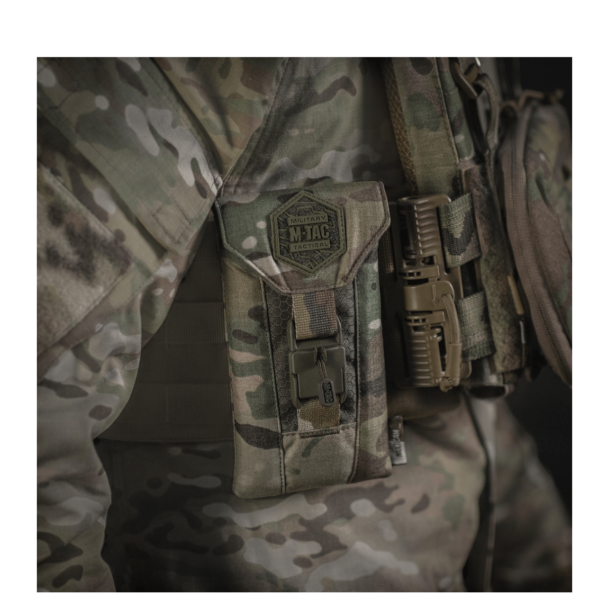M-Tac Smartphone Lomme Elite Large Hex i CORDURA HEX materiale med magnetisk spænde, monteret på en uniform, perfekt til en 6,5 tommer telefon.