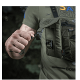 M-Tac Smartphone Lomme Elite Large Hex i brug, viser magnetisk spænde og robust CORDURA materiale til sikker opbevaring af smartphone.