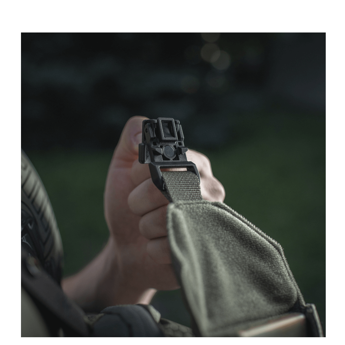 Detalje af WJ magnetisk spænde på M-Tac Smartphone Lomme Elite Large Hex lavet af robust CORDURA HEX materiale.