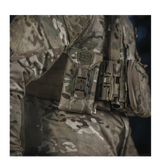 M-Tac Smartphone Lomme Elite Large Hex monteret på camouflagejakke til sikker opbevaring, lavet af slidstærkt CORDURA HEX materiale.