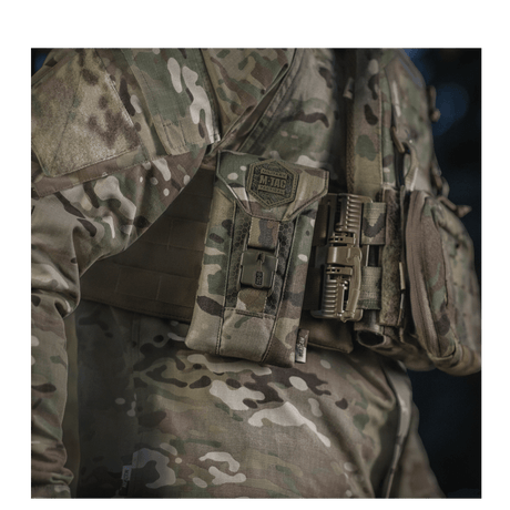 M-Tac Smartphone Lomme Elite Large Hex monteret på camouflagejakke til sikker opbevaring, lavet af slidstærkt CORDURA HEX materiale.
