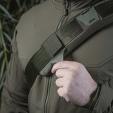 M‑Tac Skulderremspude 50 mm Elite monteret på skulder, viser komfortabel pasform og robust Cordura-materiale med 3D mesh.