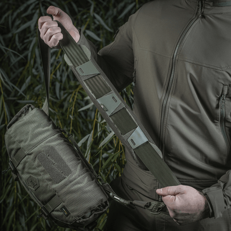 Mand holder M-Tac Skulderremspude 50 mm Elite monteret på taske