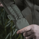Person holder M‑Tac Skulderremspude 50 mm Elite i robust Cordura materiale med lynlåslukning og 3D mesh ventilation.