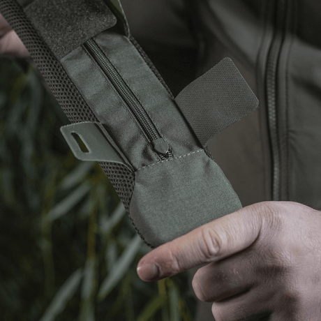 Person holder M‑Tac Skulderremspude 50 mm Elite i robust Cordura materiale med lynlåslukning og 3D mesh ventilation.