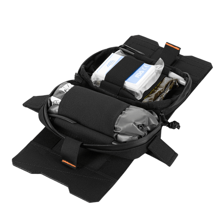 M‑Tac Horizontal Medical Pouch Elite åben med organiseret førstehjælpsudstyr, ideel til brug i felten. Robuste materialer og vandtæt lynlås.