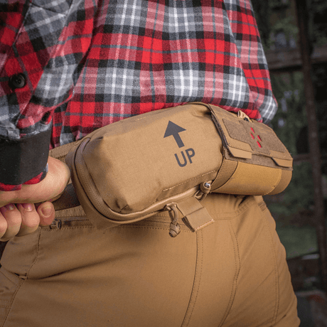 M‑Tac Horizontal Medical Pouch Elite monteret på bælte, ideel til feltbrug og hurtig førstehjælpsorganisering.