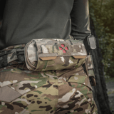 M-Tac Horizontal Medical Pouch Elite, praktisk medicinpung i camouflagemønster fastgjort til et bælte i feltmiljø.