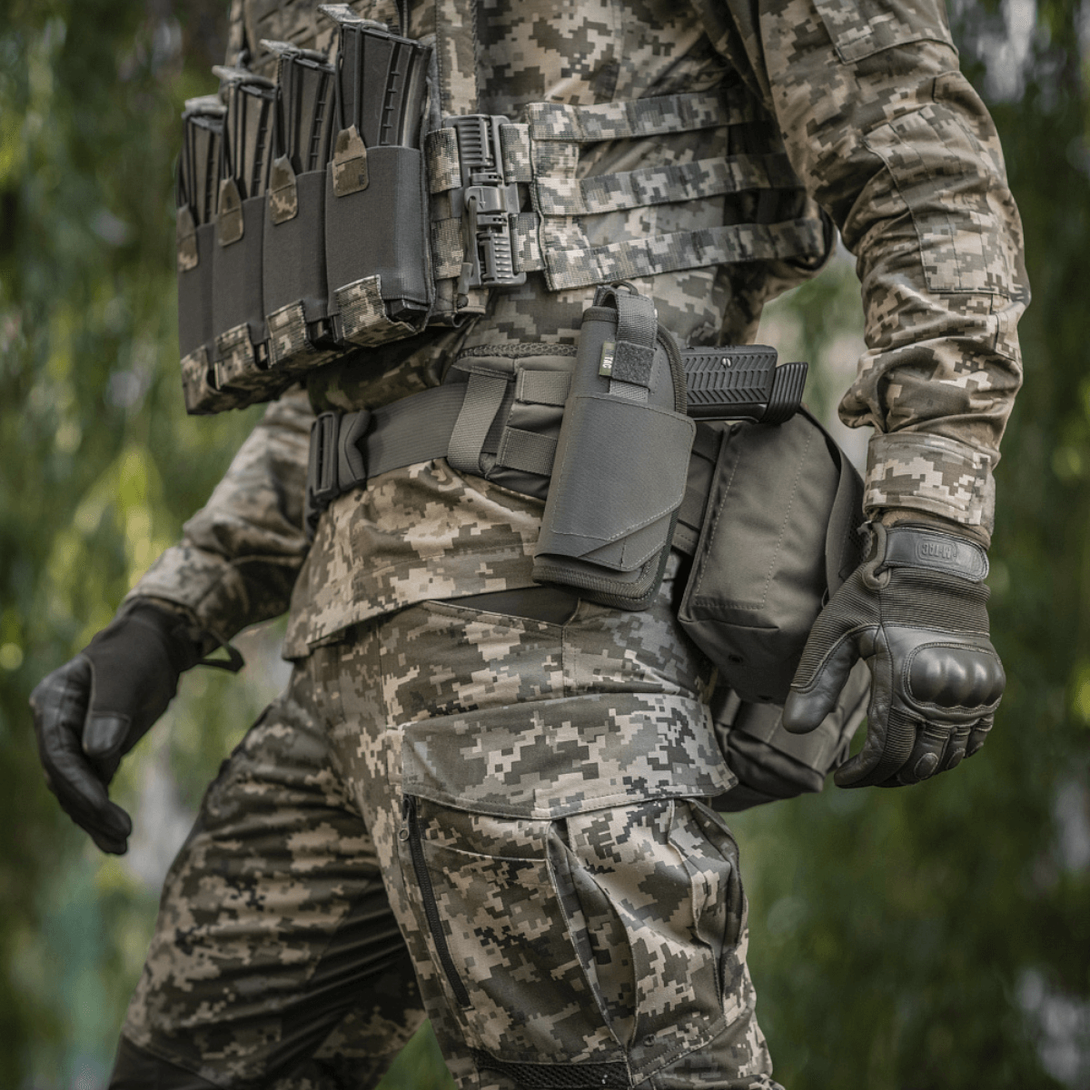 M-Tac Universal Taktisk Hylster Elite Venstre monteret på taktisk bælte, fremstillet af lamineret Cordura 500D med Laser Cut-teknologi.