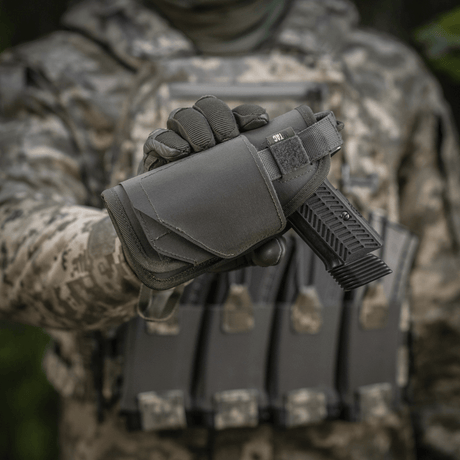 M-Tac Universal Taktisk Hylster Elite Venstre i brug, justerbar størrelse passer til de fleste pistoler, holdbar Cordura 500D material.