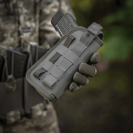 M-Tac Universal Taktisk Hylster Elite Venstre i brug, fremstillet af lamineret Cordura 500D, passer til de fleste pistoler.