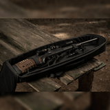 M-Tac Gun Backpack Case 105 cm Elite Hex med AR-15 demonteret på et bord i skoven, viser indvendig rumopdeling.