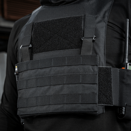 M‑Tac Front Panel til Cuirass QRS monteret på militæruniform, let og robust design med MOLLE-system og Woojin hardware.