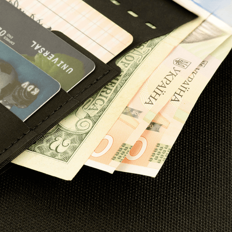 M‑Tac Pung Slim Elite med kort og kontanter, kompakt og stilfuld pung i moderne polymerkomposit, perfekt til let opbevaring.