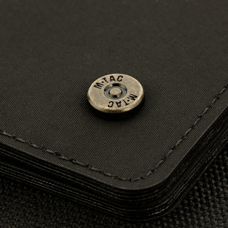 M-Tac Pung Slim Elite med messingnitte, kompakt og slidstærk designet til kontanter og kort, perfekt til lommen.