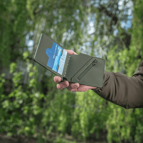 M-Tac Pung Slim Elite Gen. II i hånden, viser lommer til kort.