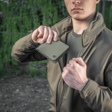 Mand holder M-Tac Pung Slim Elite Gen. II i kasketlomme, kompakt design af polymerkomposit med kortlommer og møntlomme.