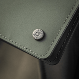 M-Tac Pung Slim Elite Gen. II pung med branded messingnitte, kompakt design. Perfekt til opbevaring af kontanter og kort.