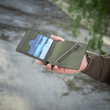 M-Tac Pung Slim Elite Gen. II holdt i hånd, viser kort og lynlåslomme i kompakt, stilfuldt design.