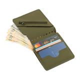 M-Tac Pung Slim Elite Gen. II i grøn, viser kontanter og kort i lomme, kompakt og stilfuld, med messingnitte og møntlomme.