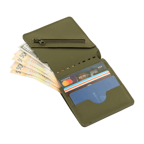 M-Tac Pung Slim Elite Gen. II i grøn, viser kontanter og kort i lomme, kompakt og stilfuld, med messingnitte og møntlomme.