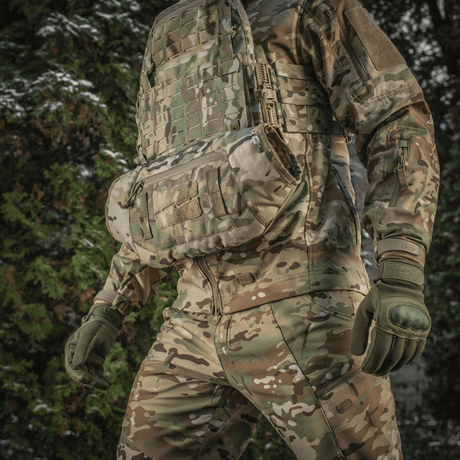 M-Tac Taktisk Håndvarmer Elite i brug over camoufleret uniform for varm komfort i koldt vejr, fremstillet af slidstærkt Cordura 500D.