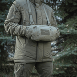 Person iført en M-Tac Taktisk Håndvarmer Elite i koldt vejr med slidstærkt Cordura 500D og blødt fleecefor fra Polartec.