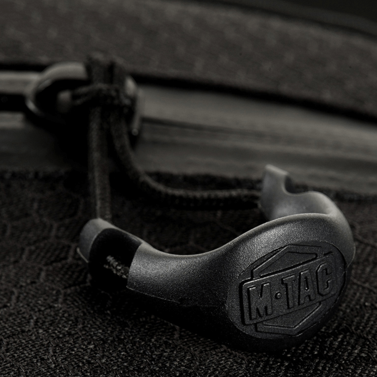 Nærbillede af M-Tac Sling Pistoltaske Elite Hex lynlås og detaljer.