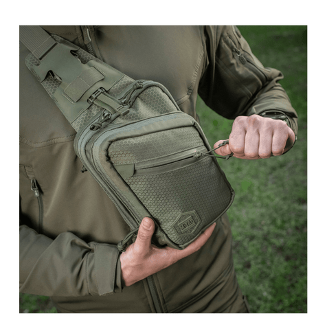 M-Tac Sling Pistoltaske Elite Hex i brug, komfortabel og stilfuld taske med slidstærk Cordura-materiale og justerbar skulderrem.