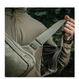 Mand bærer M-Tac Sling Pistoltaske Elite Hex med justerbar skulderrem i Cordura-materiale