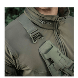 M-Tac Sling Pistoltaske Elite Hex i brug med justerbar skulderrem og spænde, ideel til komfortabel skjult våbenbæring.