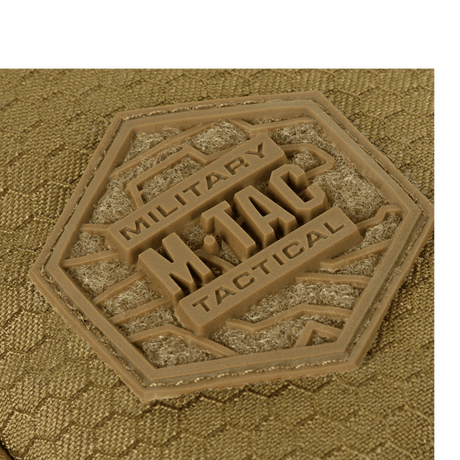 Detalje af M-Tac Sling Pistoltaske Elite Hex med militær logo på Cordura stof.