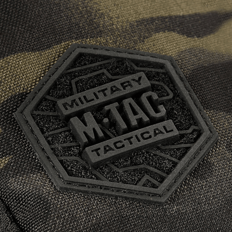 Nærbillede af M-Tac Sling Pistoltaske Elite Hex mærke på robust Cordura materiale med camouflage design.