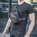 M-Tac Sling Pistoltaske Elite Hex båret af en mand iført sort t-shirt, viser taske detaljer og justerbar skulderrem.