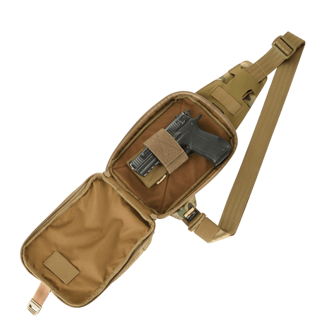 M-Tac Sling Pistoltaske Elite Hex med justerbar rem og rum til skjult våbenopbevaring, vises åben med indhold
