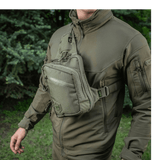 M-Tac Sling Pistoltaske Elite Hex bæres af person i naturen