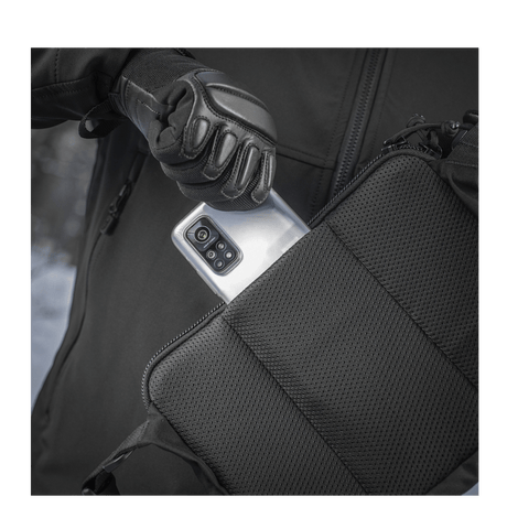 M-Tac Admin Taske Elite med mobiltelefon, slidstærkt Cordura materiale, holdbar og stilfuld design, ideel til organisation og opbevaring.
