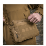 M-Tac Admin Taske Elite i slidstærkt Cordura-materiale med YKK-lynlåse, set på en person i udendørs omgivelser.