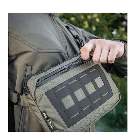 M-Tac Admin Taske Elite med slidstærk Cordura 500D, justerbar skulderrem og YKK lynlås i stilfuldt design.