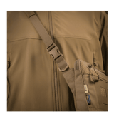 M-Tac Admin Taske Elite på brystet af en person iført brunt tøj med justerbar skulderrem og slidstærkt materiale.