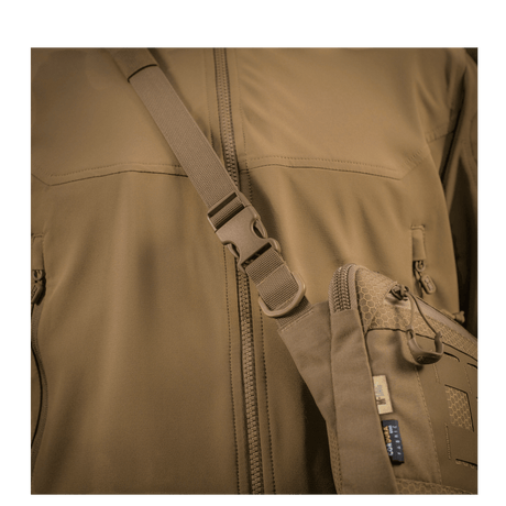 M-Tac Admin Taske Elite på brystet af en person iført brunt tøj med justerbar skulderrem og slidstærkt materiale.