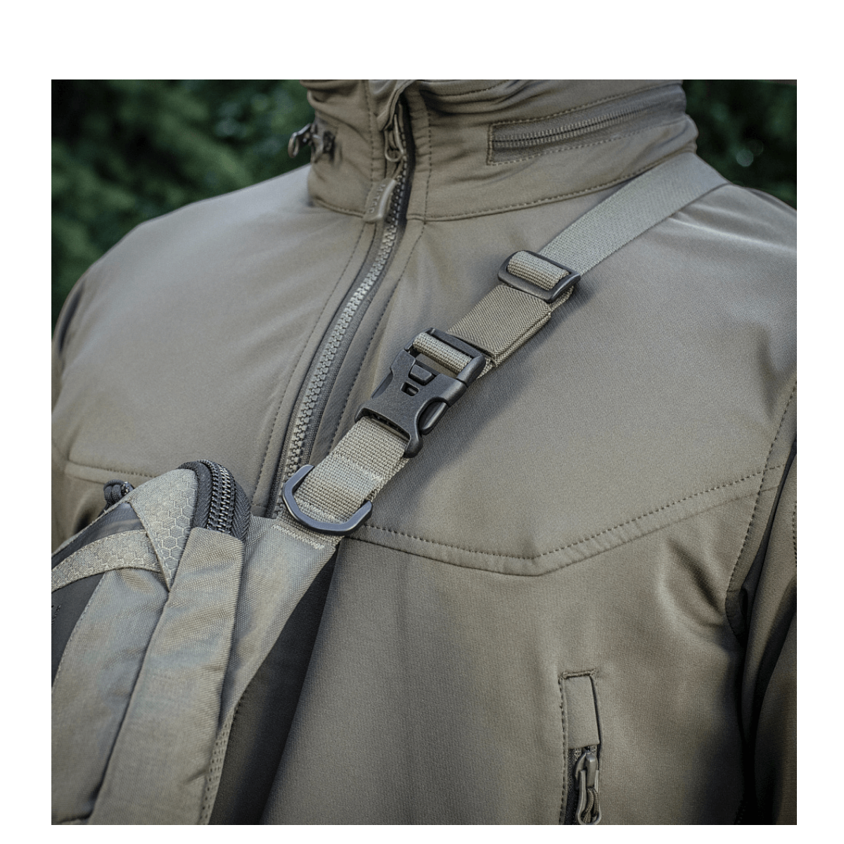 M-Tac Admin Taske Elite med robust skulderrem og fastex, lavet af slidstærk Cordura-materiale til holdbarhed og stil.