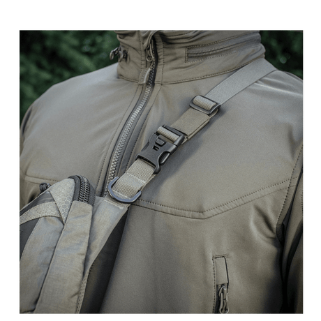 M-Tac Admin Taske Elite med robust skulderrem og fastex, lavet af slidstærk Cordura-materiale til holdbarhed og stil.