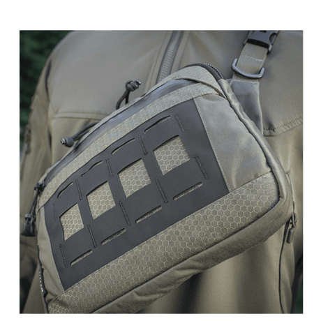 M-Tac Admin Taske Elite i Cordura materiale med justerbar skulderrem, stilfuldt design, og slidstærk kvalitet.