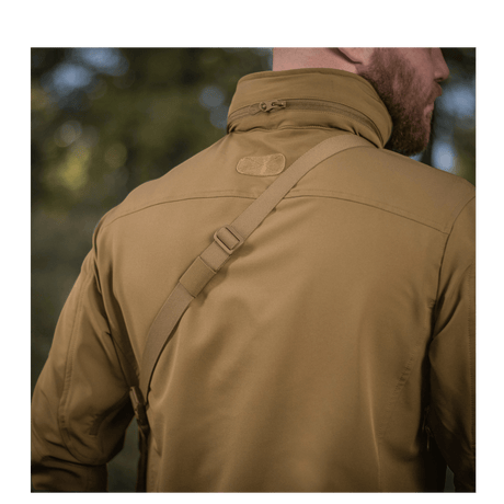 Rygbillede af en person iført M-Tac Admin Taske Elite med justerbar skulderrem.