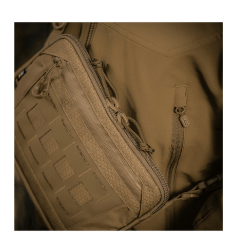 M-Tac Admin Taske Elite i slidstærkt Cordura 500D-materiale med YKK-lynlåse og Woojin-spænder for optimal funktionalitet.