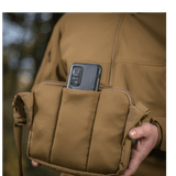 M-Tac Admin Taske Elite med mobiltelefon i lommen, stilfuldt design og holdbart materiale, perfekt til udendørsaktiviteter.