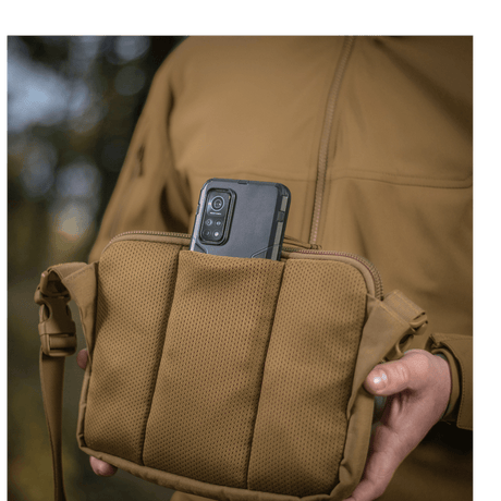 M-Tac Admin Taske Elite med mobiltelefon i lommen, stilfuldt design og holdbart materiale, perfekt til udendørsaktiviteter.